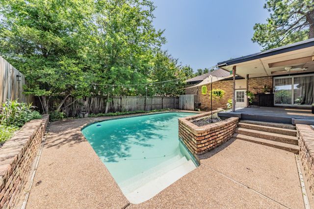 2211 Midhurst Drive, Arlington, TX 76013