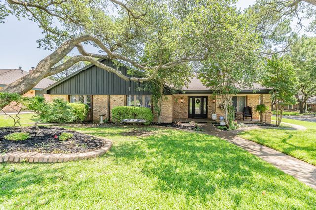 2211 Midhurst Drive, Arlington, TX 76013