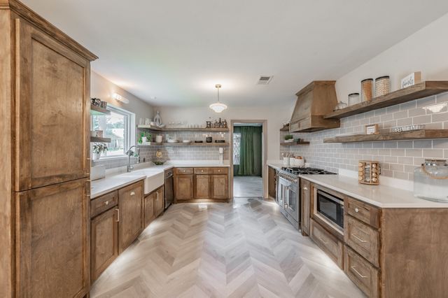 2211 Midhurst Drive, Arlington, TX 76013
