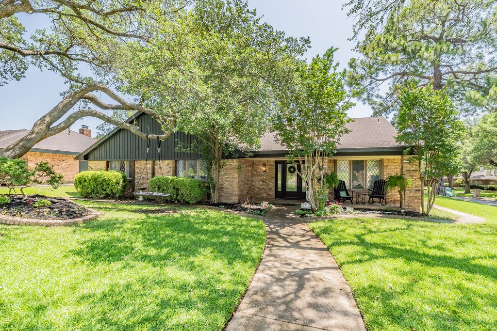 2211 Midhurst Drive, Arlington, TX 76013
