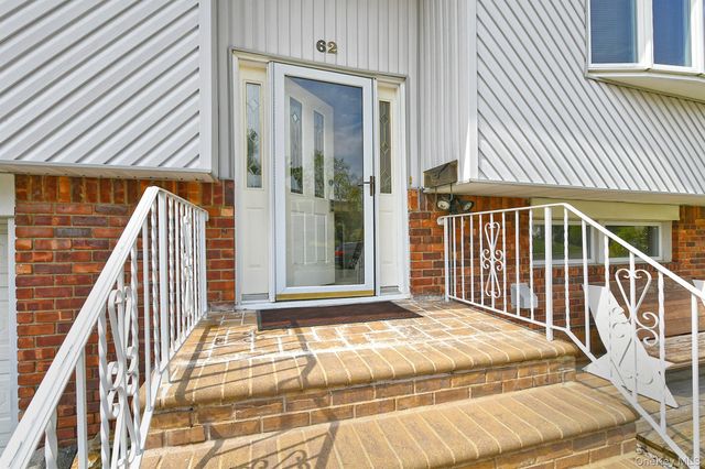 62 Beaumont Drive, Plainview, NY 11803