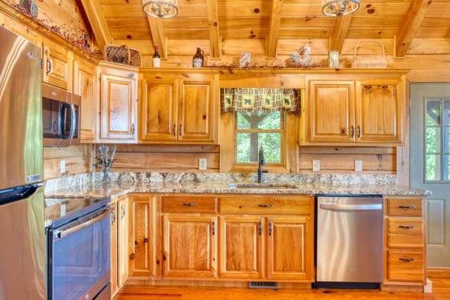 81 Grant Drive, Brasstown, NC 28902