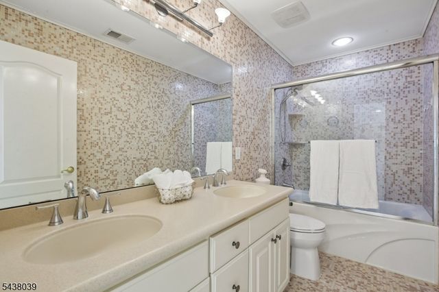 11 Valley Wood Dr, Franklin Twp., NJ 08873