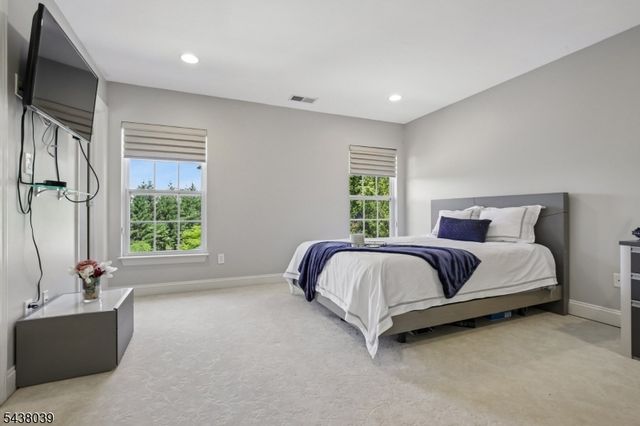 11 Valley Wood Dr, Franklin Twp., NJ 08873