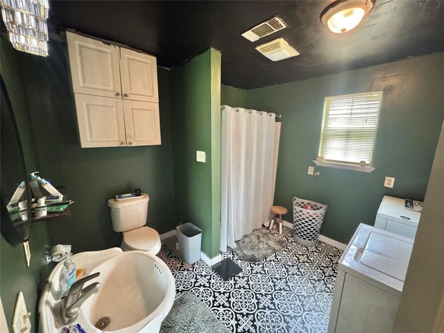1018 Truelove Street, Gainesville, TX 76240