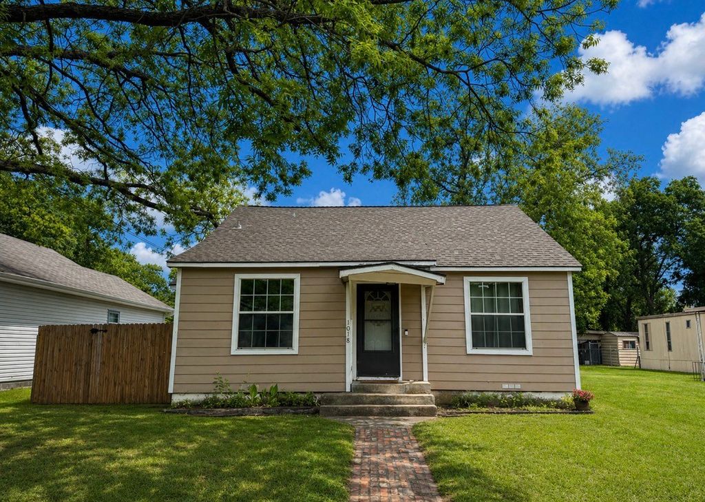1018 Truelove Street, Gainesville, TX 76240