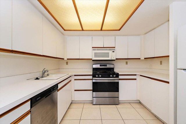 200 E Racquet Club Road 23, Palm Springs, CA 92262
