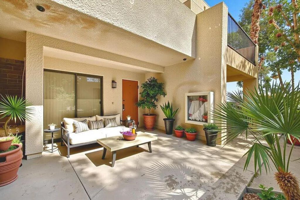 200 E Racquet Club Road 23, Palm Springs, CA 92262