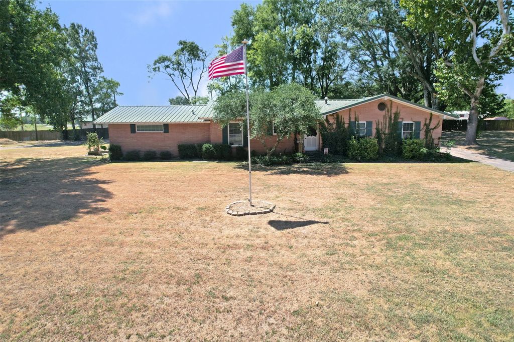 111 E Oak Street, Yantis, TX 75497