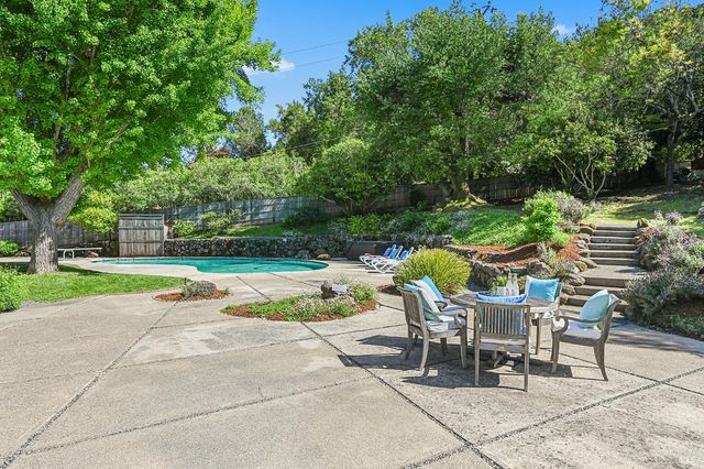 18 Dutch Valley Ln, San Anselmo, CA 94960