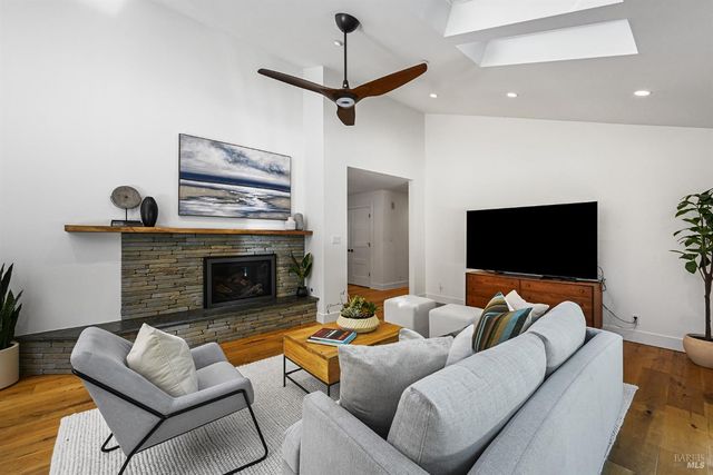 18 Dutch Valley Ln, San Anselmo, CA 94960