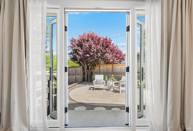 18 Dutch Valley Ln, San Anselmo, CA 94960