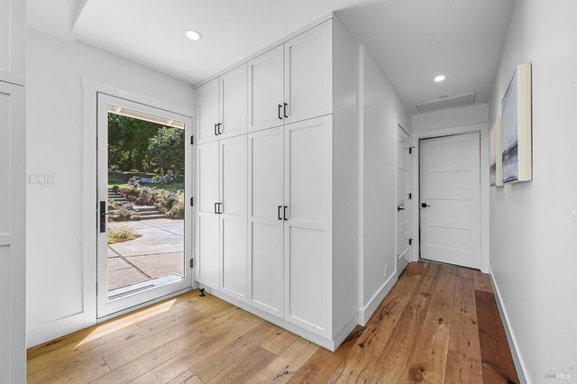 18 Dutch Valley Ln, San Anselmo, CA 94960