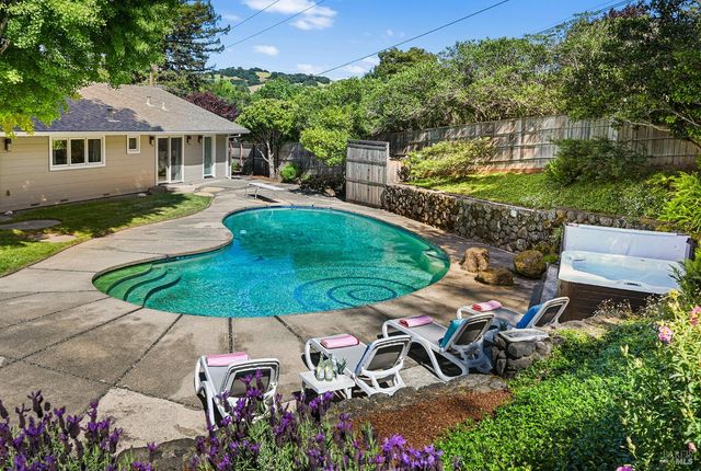 18 Dutch Valley Ln, San Anselmo, CA 94960