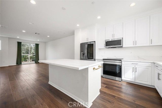 5860 LINDEN 8, Long Beach, CA 90805