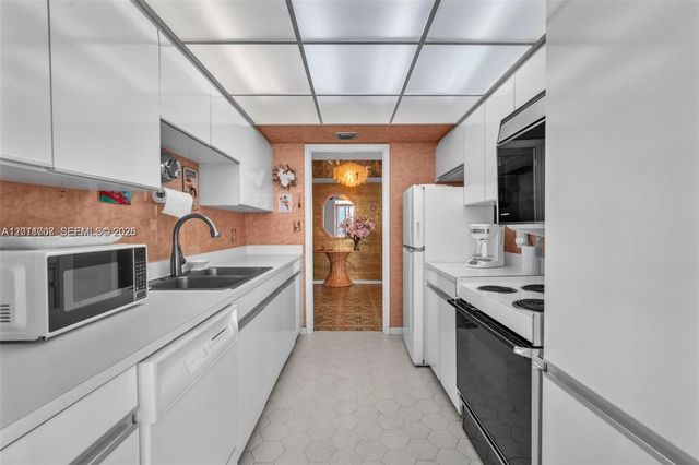5510 N Ocean Drive 19B, Singer Island, FL 33404