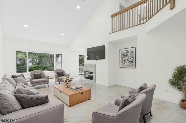 814 Hemlock Ct, Norwood Boro, NJ 07648