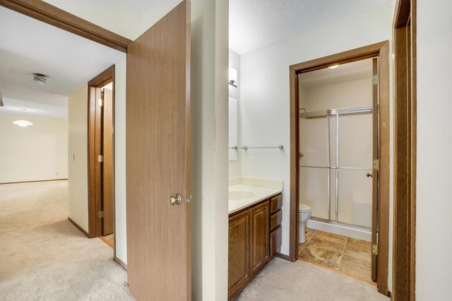 10441 Greenbrier Road 311, Minnetonka, MN 55305