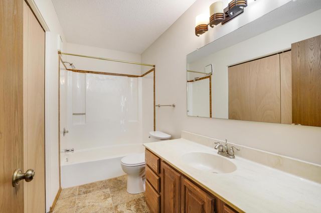 10441 Greenbrier Road 311, Minnetonka, MN 55305