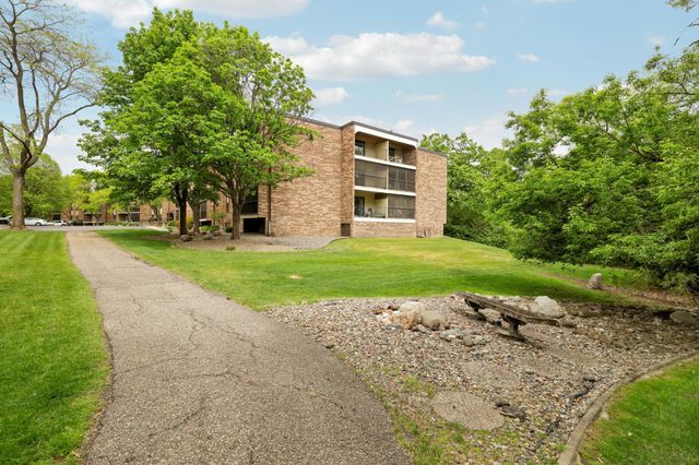 10441 Greenbrier Road 311, Minnetonka, MN 55305