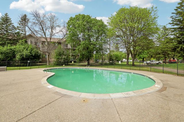 10441 Greenbrier Road 311, Minnetonka, MN 55305