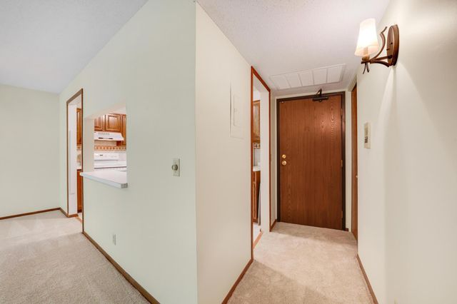 10441 Greenbrier Road 311, Minnetonka, MN 55305