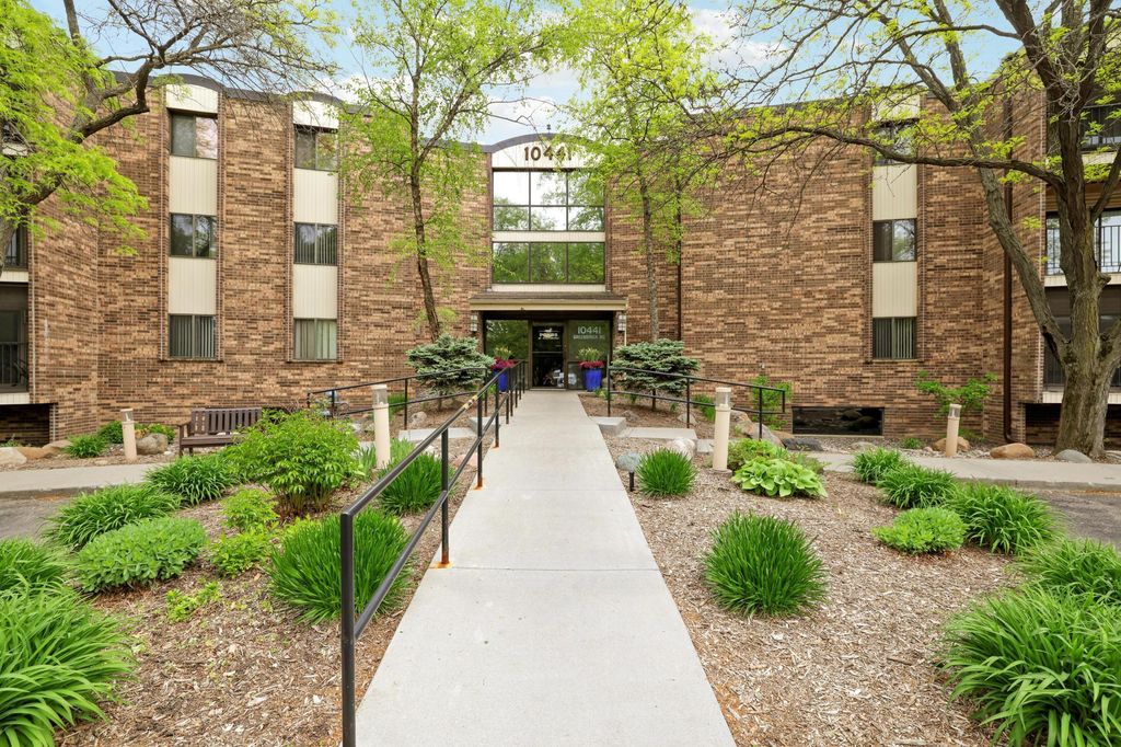 10441 Greenbrier Road 311, Minnetonka, MN 55305