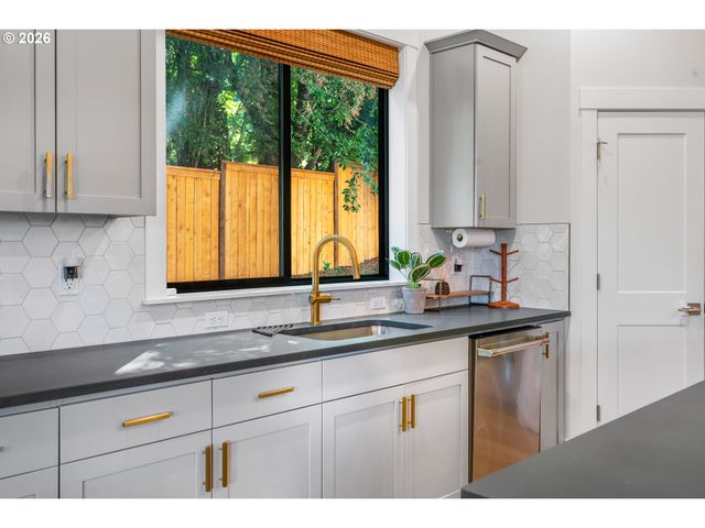 13602 Sw 165TH Ave, Tigard, OR 97223