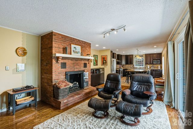 7 Brushwood Road, Asheville, NC 28804