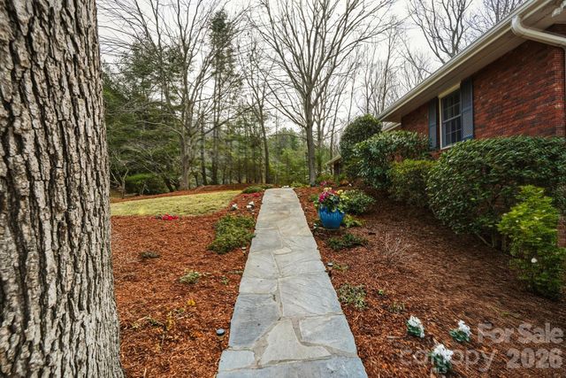 7 Brushwood Road, Asheville, NC 28804