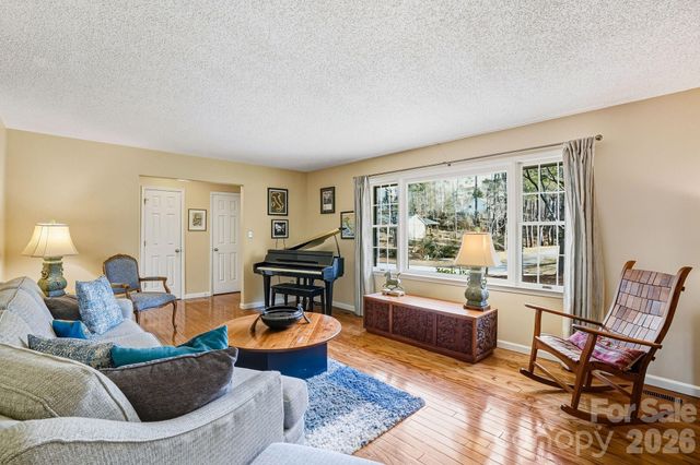 7 Brushwood Road, Asheville, NC 28804