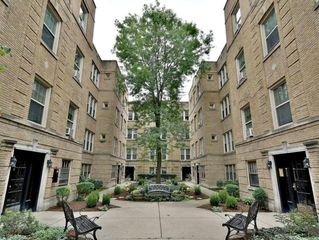 217A Washington Boulevard 2E, Oak Park, IL 60302