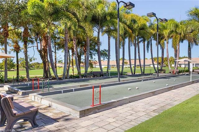 700 Saratoga Cir Apt 101, Naples, FL 34104