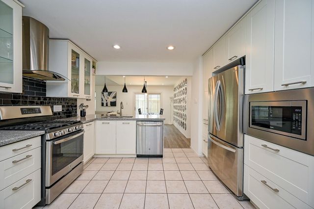 5 Rock Pine Court, The Woodlands, TX 77381