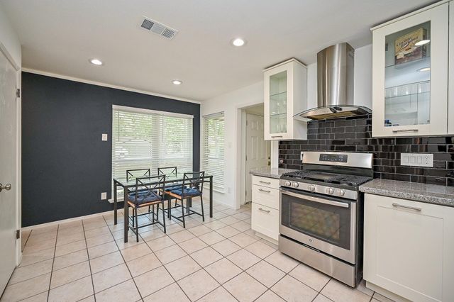 5 Rock Pine Court, The Woodlands, TX 77381