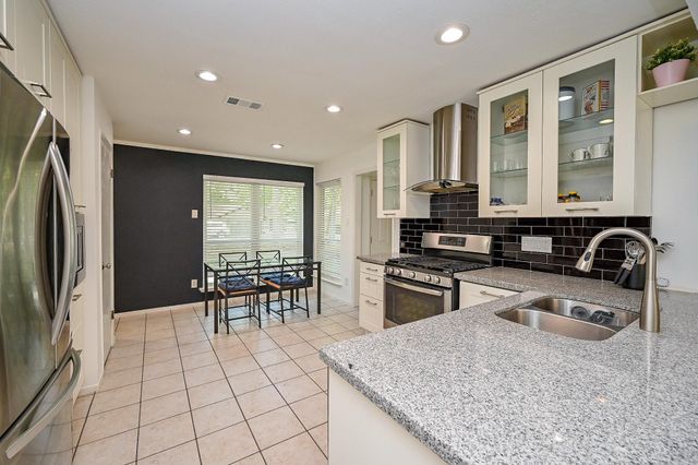 5 Rock Pine Court, The Woodlands, TX 77381