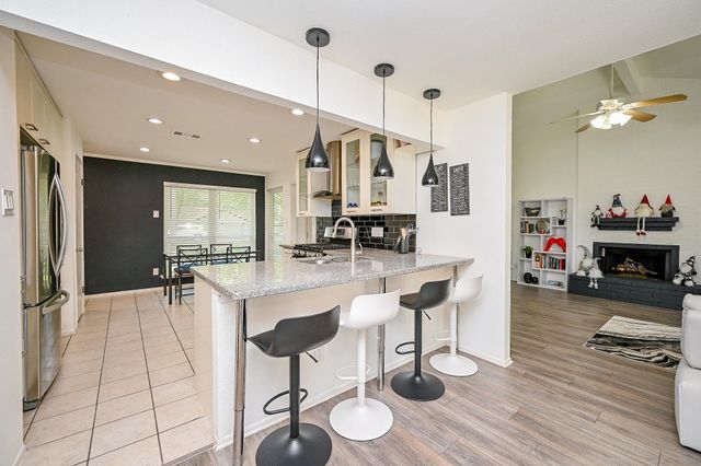 5 Rock Pine Court, The Woodlands, TX 77381
