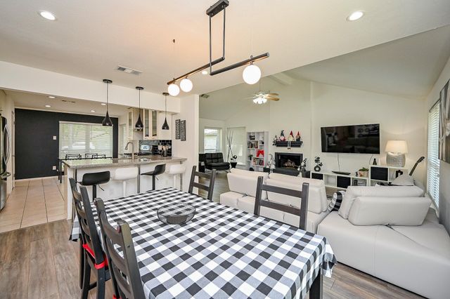 5 Rock Pine Court, The Woodlands, TX 77381