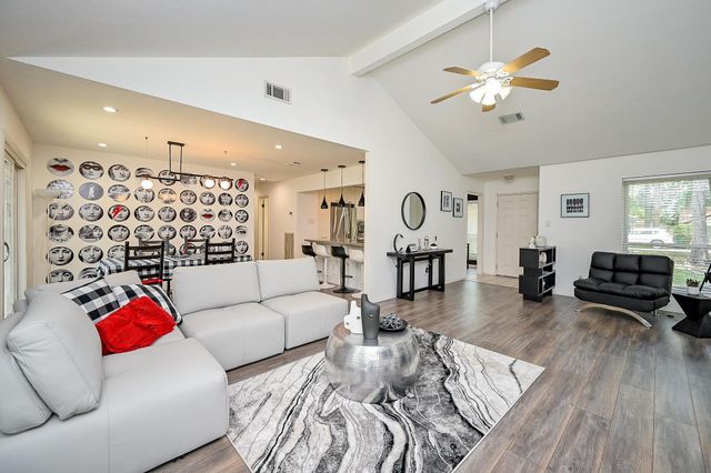 5 Rock Pine Court, The Woodlands, TX 77381