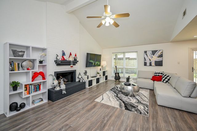 5 Rock Pine Court, The Woodlands, TX 77381