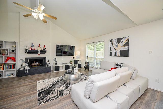 5 Rock Pine Court, The Woodlands, TX 77381