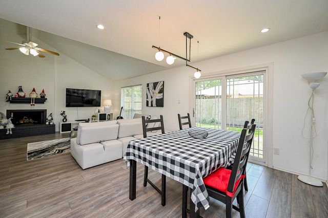 5 Rock Pine Court, The Woodlands, TX 77381