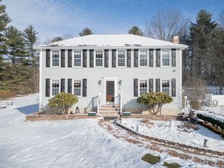 3 Joyce Dr, Tyngsborough, MA 01879