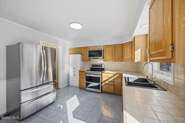 21 Pinewood Hollow Road, Queensbury, NY 12804