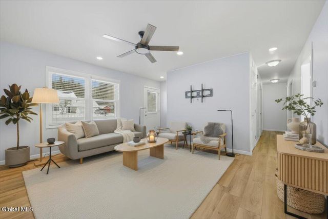 21 Pinewood Hollow Road, Queensbury, NY 12804