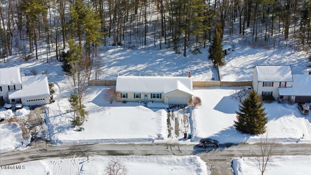 21 Pinewood Hollow Road, Queensbury, NY 12804