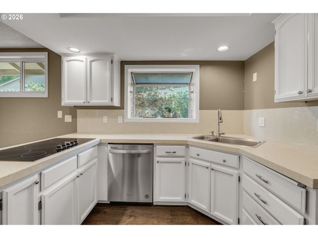 1522 Ne MARINE Dr, Portland, OR 97211