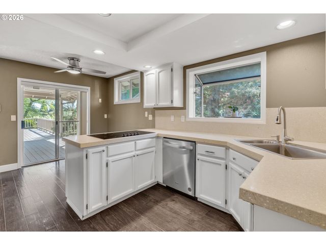 1522 Ne MARINE Dr, Portland, OR 97211