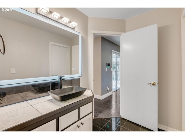 1522 Ne MARINE Dr, Portland, OR 97211