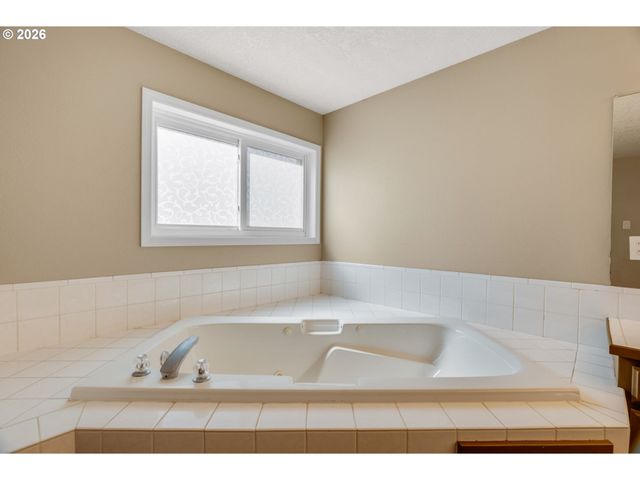 1522 Ne MARINE Dr, Portland, OR 97211